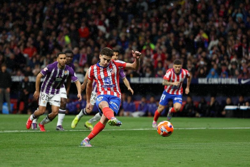 bong-da-11-nguoi-dien-ra-tren-san-co