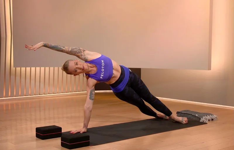 Side Plank tác động trực tiếp vào vùng cơ hai bên thân, hỗ trợ săn chắc vòng eo.