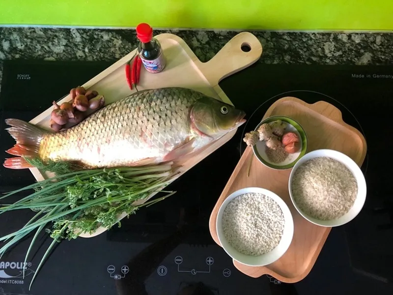 Sơ chế cá chép cẩn thận và chà gừng giúp khử sạch mùi tanh hiệu quả