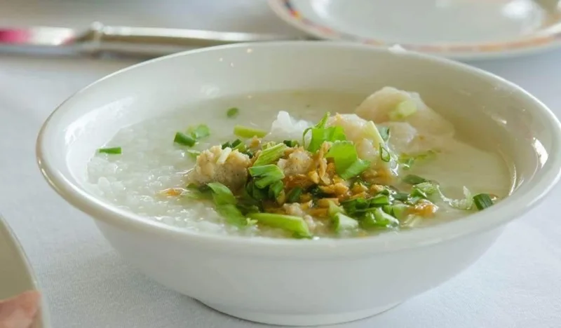 Rang gạo trước khi nấu giúp cháo có mùi thơm đặc trưng và hạt cháo tơi mượt.