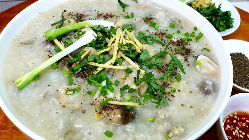 Thêm hành lá, thì là và tiêu xay ngay trước khi thưởng thức để cháo tròn vị.