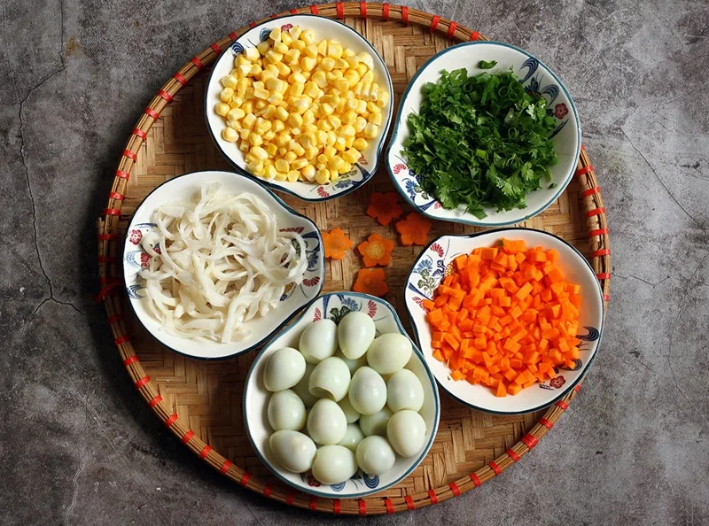 Chuẩn bị ngô ngọt, cà rốt, nấm tươi và trứng gà để tạo hương vị phong phú cho món súp.