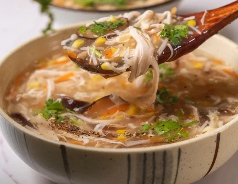 Rót bột năng và khuấy trứng từ từ theo một chiều giúp tạo sợi trứng đẹp mắt và độ sánh chuẩn.