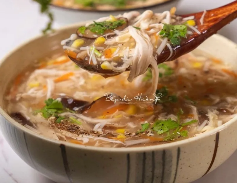 Rắc thêm chút tiêu xay và hành ngò để món súp gà thêm dậy mùi thơm hấp dẫn.