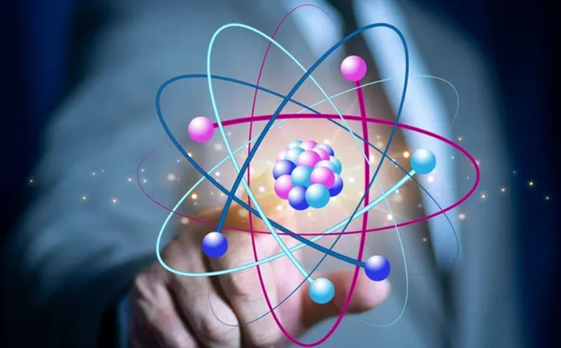 Mô hình cấu trúc nguyên tử với phần hạt nhân tập trung ở tâm và các electron quay xung quanh.