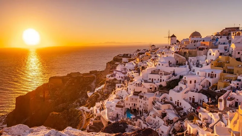 Khung cảnh hoàng hôn buông xuống làng Oia tạo nên bức tranh nên thơ đầy mê hoặc giữa biển Aegean.