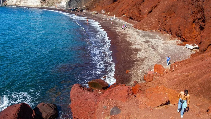 Vẻ đẹp độc đáo của bãi biển Red Beach với vách đá đỏ nâu được tạo nên từ trầm tích núi lửa.